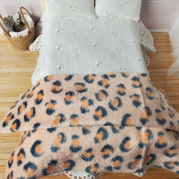 Miniature Dollhouse Cheetah Print Throw Blanket 1:12 Scale - Picture 3 of 5